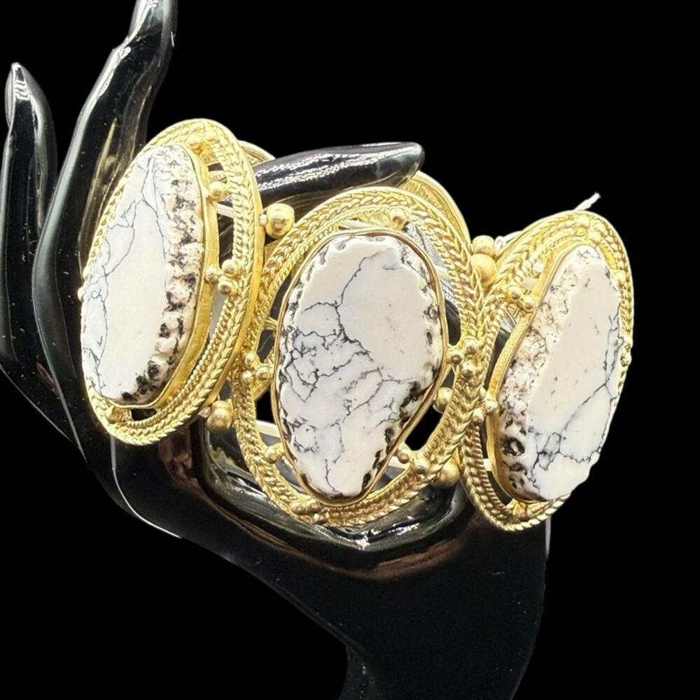 NWT Susan Graver Gold-Tone stretch Bracelet with White Howlite Ovals